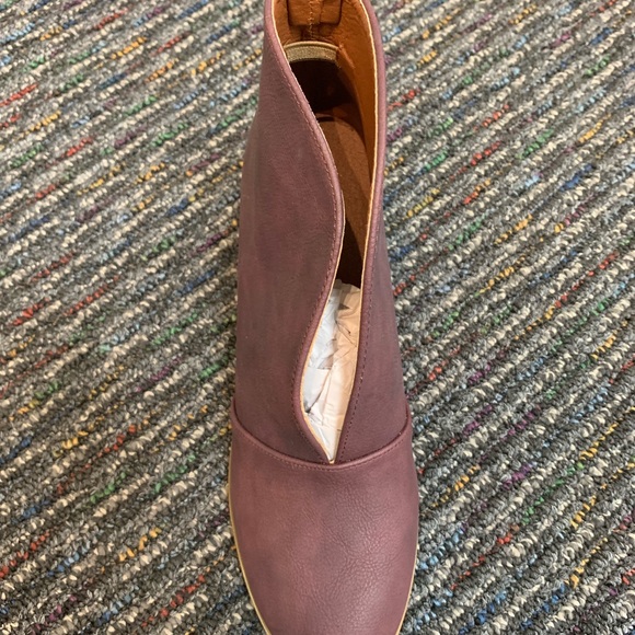 Wine Valerie Front V-cut Closed Toe Heel Bootie - Picture 4 of 7